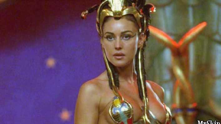 Hottest Monica Bellucci Scene in Astérix & Obélix: Mission Cléopâtre. Sexy, SFW, gold bikini. 598532