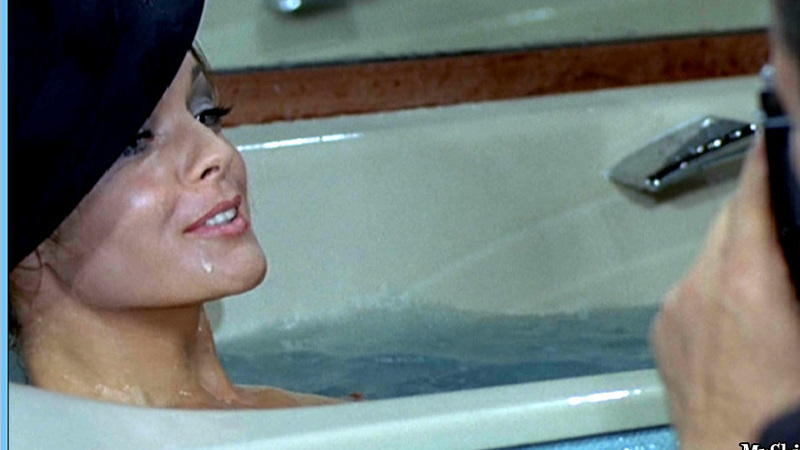 Lily from Max et les ferrailleurs Naked. Breasts, bathtub, brunette. 569909