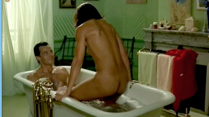 Nudes of Victoire Jollin from Les amies de ma femme. Breasts, Butt, back exposed, black hair. 564918