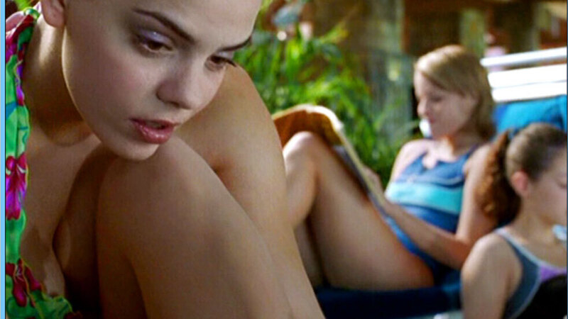 Sexiest Camilla Renschke Scene in Besser als Schule. Bikini, brunette, cleavage. 611959