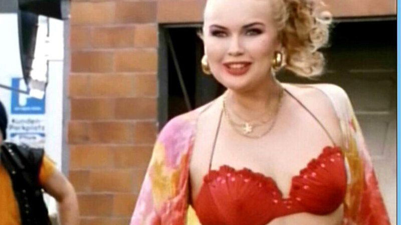 Sexiest Veronica Ferres Scene in Voll normaaal. Bikini, SFW, cleavage. 606793