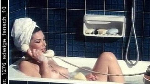 Emilia Chiapponi (episodio "La Cavallona") from Sex with a Smile Naked. Breasts, black hair, lying in bath. 536483
