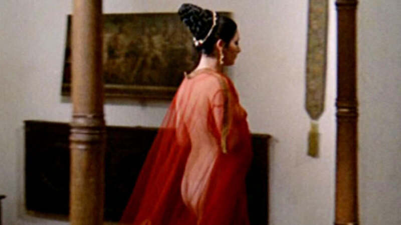 Hottest Edwige Fenech Scene in La bella Antonia, prima Monica e poi Dimonia. Sexy, black hair, hair in bun. 557030