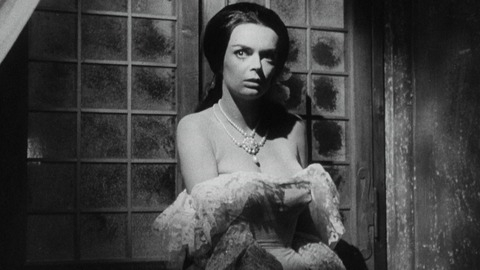 Barbara Steele in Castle of Blood (1964) Sexy Black And White Cleavage 774187