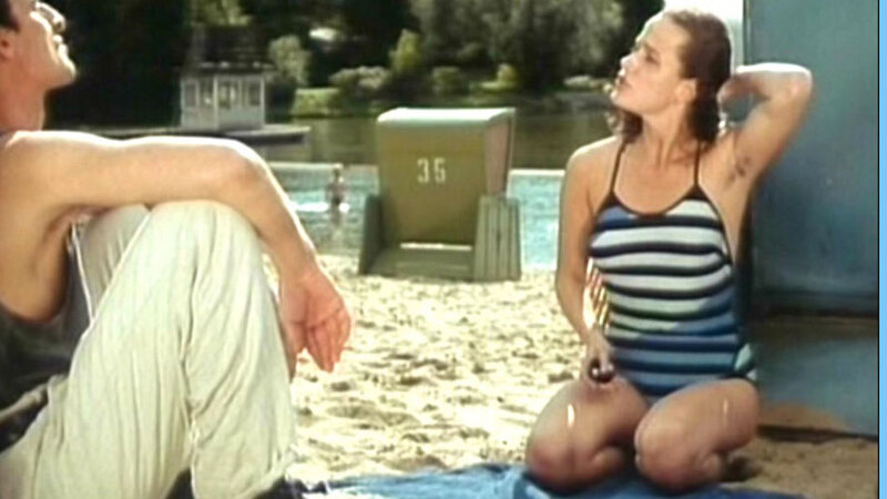 Sexiest Claudia Michelsen Scene in Wer hat Angst vor Rot, Gelb, Blau?. Sexy, beach, brunette. 546583