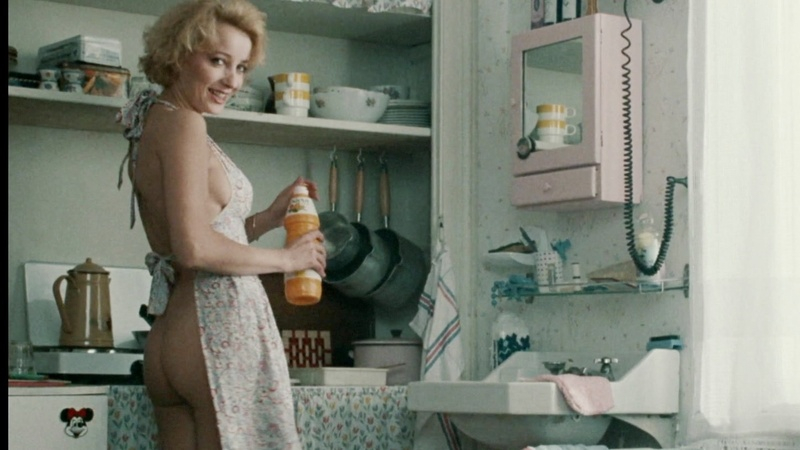 Pauline Lafont Nude in Cop au Vin. Sexy, Butt, apron, back exposed. 599326