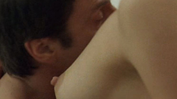Alice Evans Naked in Mauvaise passe. Breasts, face in breasts, hard nipples. 583519