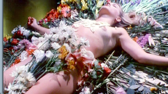 Sara Peterson Nude in Garden of Evil. Breasts, bed of flowers, blonde. 561574