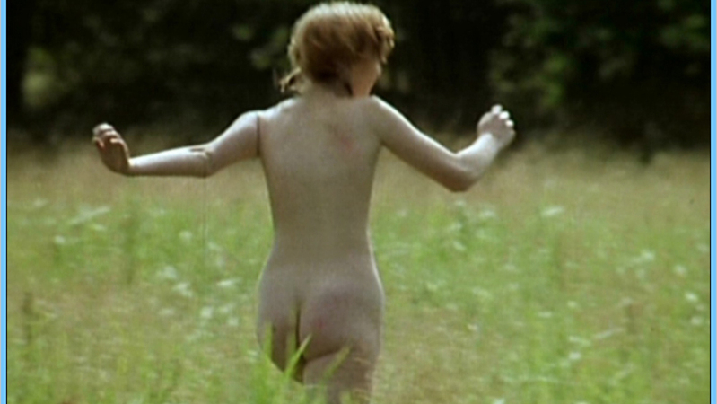 Nudes of Karoline from Sieben Sommersprossen. Butt, back exposed, brunette. 582108