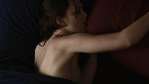Keira Knightley Nude as Jackie Price. Breasts, brunette, laying in bed. 719564