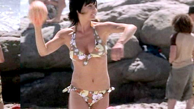 Sexiest Scenes of Courtney from Summerland. Bikini, SFW, beach. 661457
