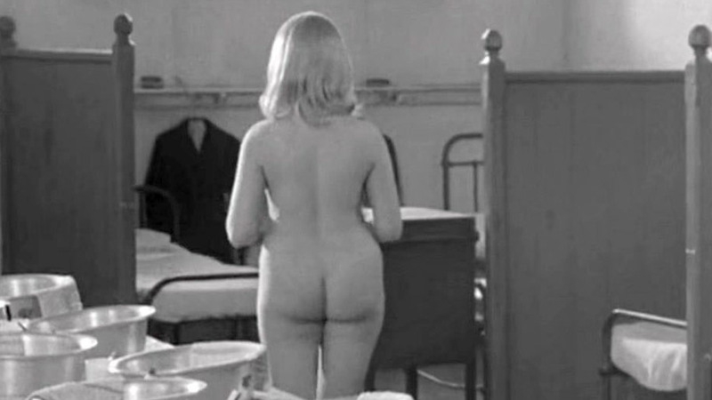 Mary MacLeod Nude as Mrs. Kemp. Butt, back exposed, bathhouse. 592490