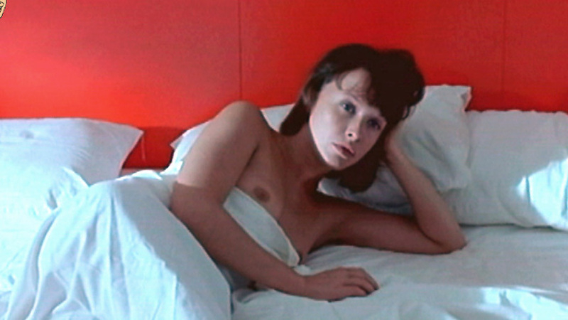 Camille from Les gens en maillot de bain ne sont pas (forcément) superficiels Naked. Breasts, brunette, laying in bed. 592673