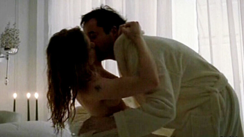 Julia Jentsch Naked in Frühstück mit einer Unbekannten. Breasts, couple, kissing. 644485