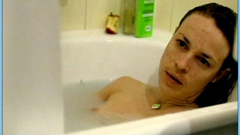 Nudes of Sie from Eine einfache Liebe. Breasts, bathroom, bathtub. 645858