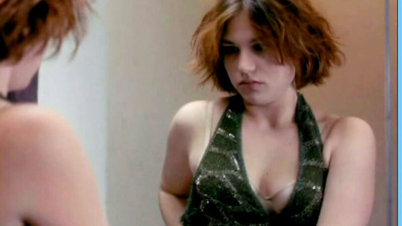 Mariées mais pas trop's Sexiest Scenes with Émilie Dequenne. Underwear, SFW, cleavage. 550968