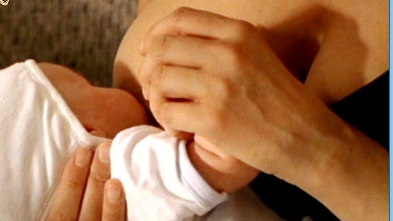 Sexiest Scenes of Sophie from Freundinnen fürs Leben. Sexy, Body Double, breast close-up, breastfeeding. 622931