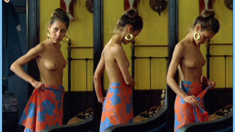 Nudes of Annah from Oviri. Breasts, brunette, getting dressed. 567834