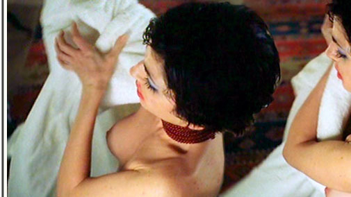 Nudes of Louise from Retour à la vie. Breasts, black hair, cleeavage. 607326