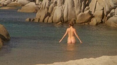 Alice Taglioni Naked in Détrompez-vous. Breasts, Butt, arms covering breasts, beach. 643069