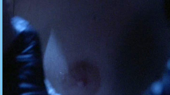 Emily Blunt Nude as Catalina Howard, reina de Inglaterra (5a esposa Enrique VIII). Breasts, breast close-up, hands on breasts. 541148