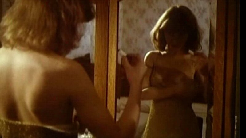 Cecilia Roth Nude as Sra. Josephson / Mujer rubia. Breasts, back exposed, blonde. 567884