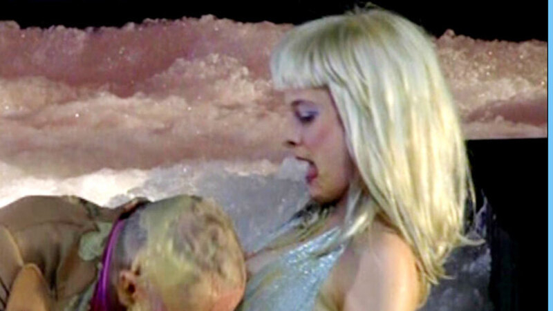 Anne Ratte-Polle Naked in Das grosse Fressen (Stageplay). Breasts, bleached hair, blonde. 633613