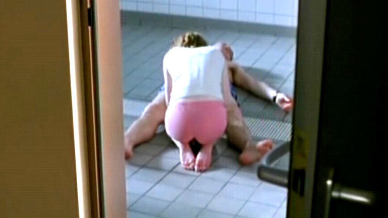 Sexiest Josefine Preuss Scene in Klassenfahrt - Geknutscht wird immer. Underwear, SFW, bathroom. 617257