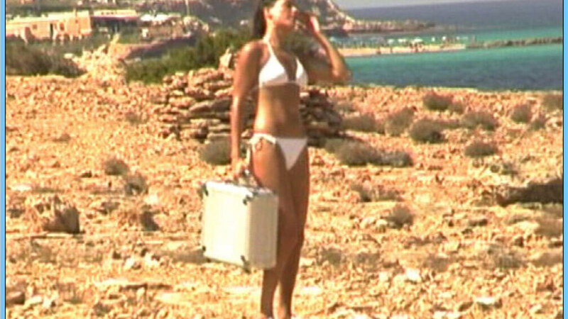 Sexiest Scenes of Sonja from It's All Gone Pete Tong. Bikini, SFW, brunette. 625181