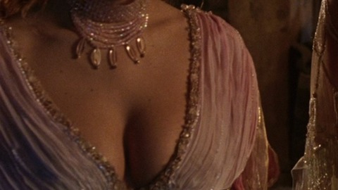 Josie Maran in Van Helsing (2004) Sexy Cleavage Italian 737393