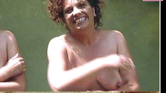 Cornelia Niemann Nude in Ein Haus in der Toskana. Breasts, arm covering breasts, arms crossed. 656926