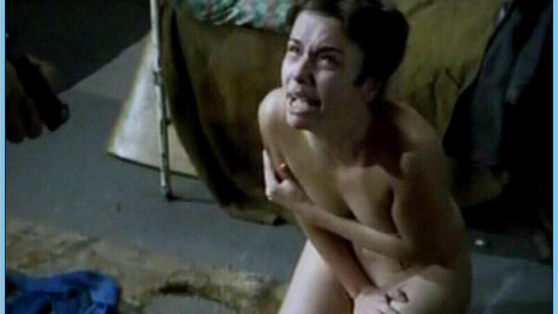 Sexiest Débora Falabella Scene in Dois Perdidos Numa Noite Suja. Sexy, arms covering breasts, brunette. 634471