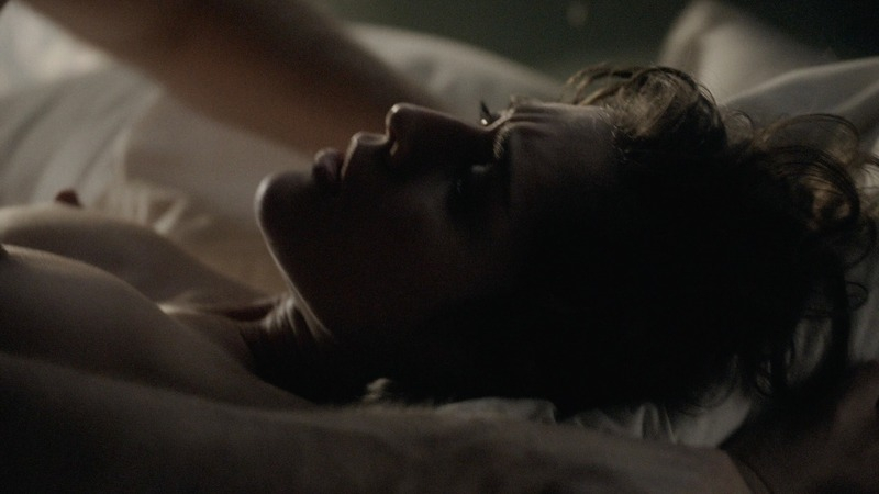 Nudes of Virginia Johnson from Masters of Sex. Breasts, dark room, lying down in bed. 763320