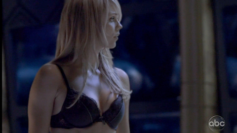 Laura Vandervoort in V (2009-2011) Underwear Black Bra Blonde 692015