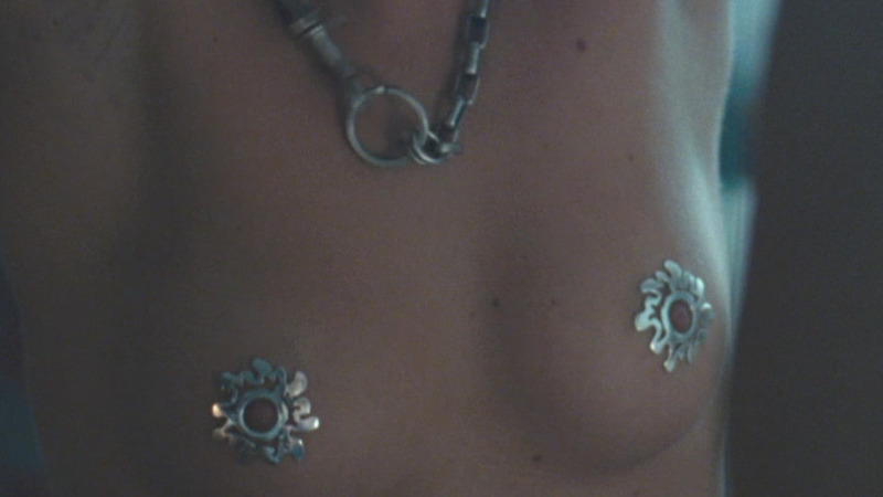 Jaime Winstone Nude in Boogie Woogie. Breasts, chain necklace, nude. 809026