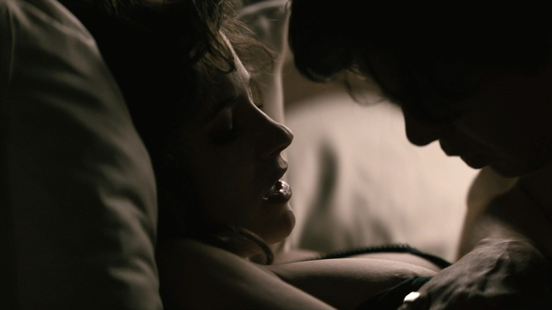 Mélanie Bernier Nude in The Informant. Breasts, bed, black bra. 733690