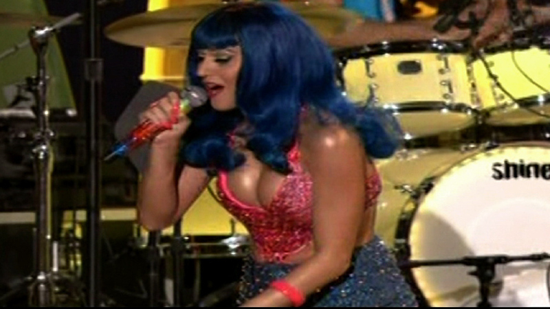 Sexiest Scenes of Self from MTV Movie Awards. Sexy, SFW, blue hair. 685229
