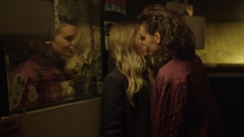 Frankie Shaw in Mr. Robot (2015-2019) Sexy Lesbian Bathroom Blonde 769000