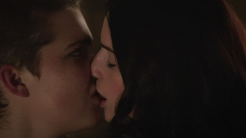 Janet Montgomery in Salem (2014-2017) Sexy Lesbian Dark Hair Freckles 740199