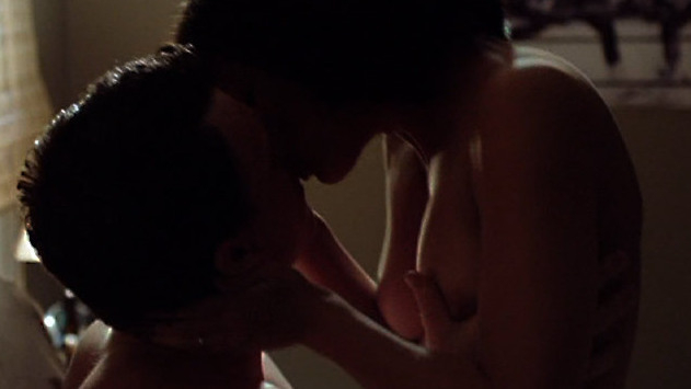 Nudes of Jessica Brody from Homeland. Breasts, couple in bed, kissing. 701076