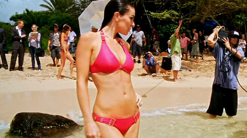 Serinda Swan in Hawaii Five-0 (2010-2020) Bikini Beach Being Photographed 695873