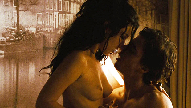 Nathalia Dill Nude in Paraísos Artificiais. Breasts, couple, dark hair. 721168