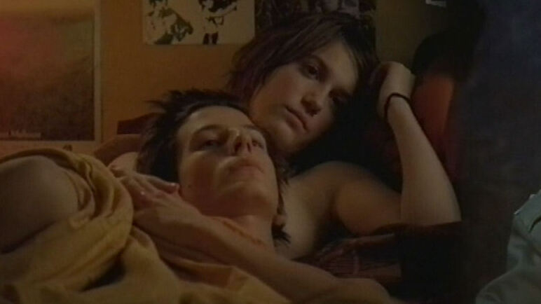 Fanny Sidney Naked in Passés troubles. Breasts, brunette, couple laying in bed. 703297