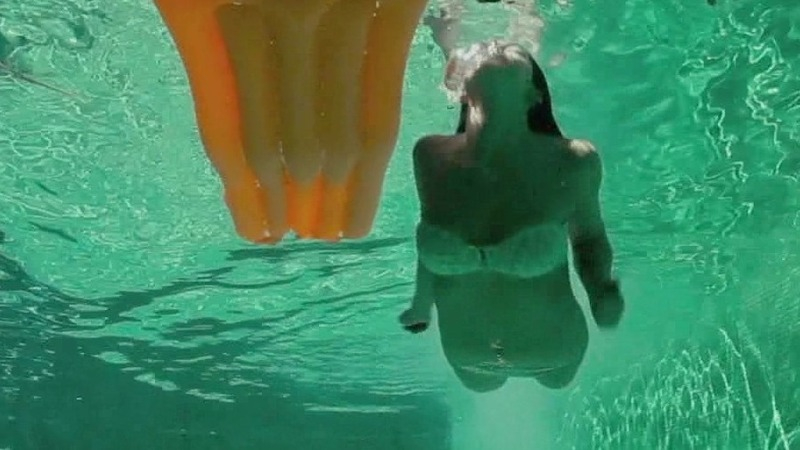 Hottest Úrsula Corberó Scene in ¿Quién mató a Bambi?. Bikini, Sexy, SFW, pool. 745712