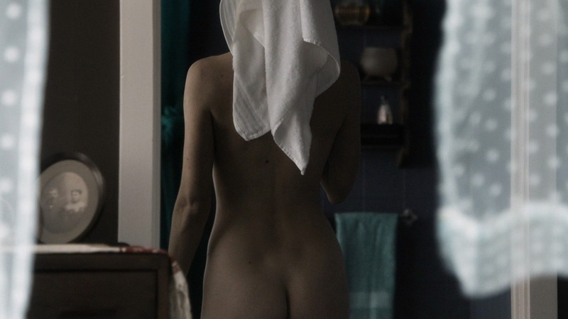 Carole Weyers Nude in Manhattan. Butt, back exposed, bath towel. 761110