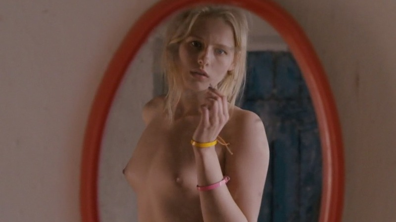 Nudes of Sasha from Kak Menya Zovut. Breasts, blonde, looking in mirror. 758712