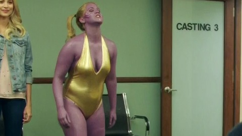Amy Schumer in MTV Movie Awards (2001-2016) Sexy Blonde Cleavage 761727