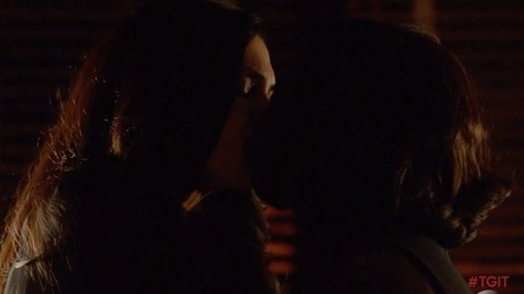 Viola Davis in How to Get Away with Murder (2014-2019) Lesbian Dark Hair Kissing 774894