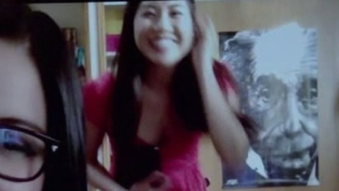 Lauren Gaw in Modern Family (2009-2020) Sexy Cleavage On Computer Screen 775244