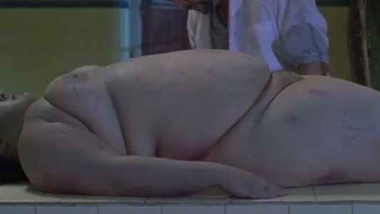Nudes of N/A from O Tanatopraxista. Breasts, Bush, dead body, large woman. 779370